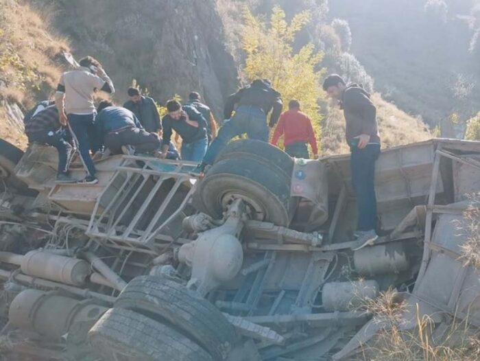 जम्मू-कश्मीर में भीषण सड़क हादसा, पलटी बस, 22 महिला समेत 30 यात्री घायल, दो लोग घायल