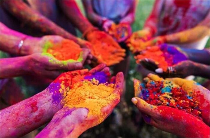 हरियाणा के कैथल जिले के एक गांव की बात करें तो वहां लोग पिछले 300 सालों से होली नहीं मना रहे