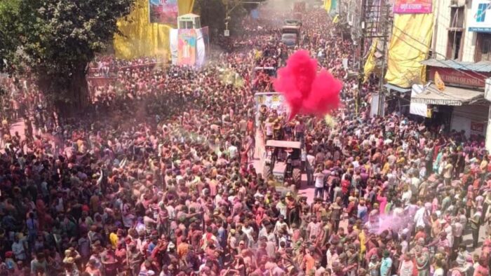 राजवाड़ा में प्रतिवर्षानुसार इस वर्ष भी रंगपंचमी पर रंगारंग निकली गेर, जबरदस्त माहौल