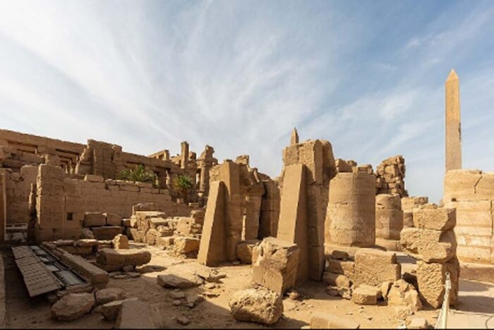 कर्नाक मंदिर परिसर में किए गए एक उत्खनन में 2600 साल पुराना सोने का खजाना मिला