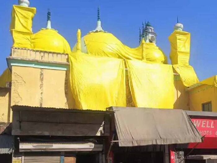 यूपी में होली के मौके पर अलर्ट, संभल से लेकर शाहजहांपुर तक मस्जिदो को तिरपाल से ढकी गईं, नमाज का भी बदला समय