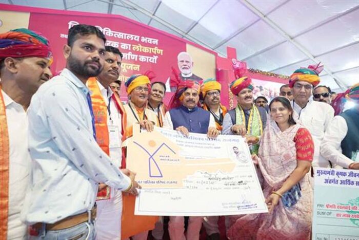 मुख्यमंत्री डॉ. यादव ने कहा कि राज्य और केन्द्र सरकार की योजनाओं के क्रियान्वयन से किसानों के जीवन में समृद्धि आएगी
