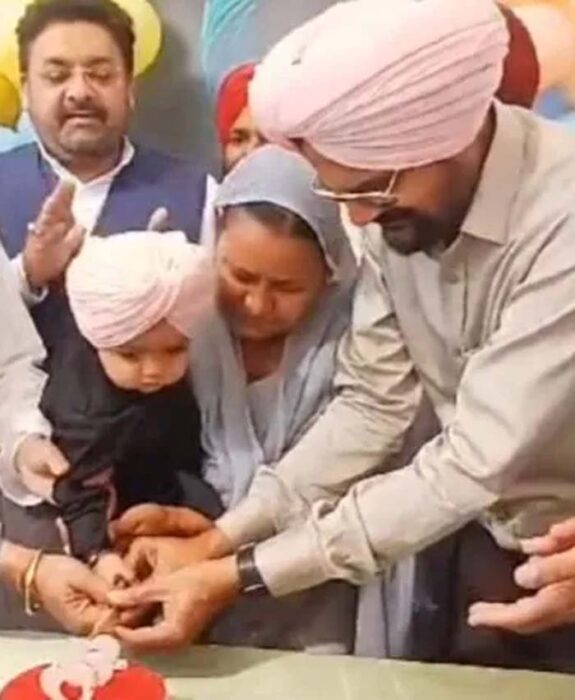 सिद्धू मूसेवाला के छोटे भाई शुभदीप का पहला जन्मदिन धूमधाम से मनाया गया, पूर्व सीएम भी पहुंचे