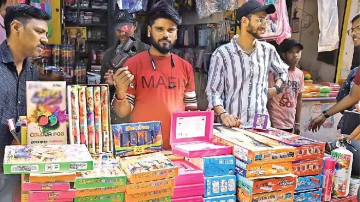 पहली बार होली पर पटाखे छोड़े जाएंगे, अनार और कलर बम से होगी रंगों की बारिश