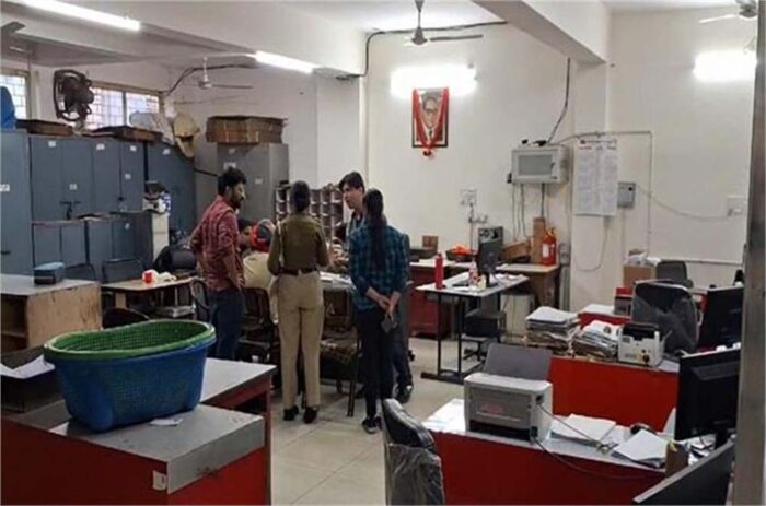 पंजाब का डाकखना बना जंग का मैदान, जमकर चले लात-घूंसे, कर्मचारियों को मारे गए थप्पड़