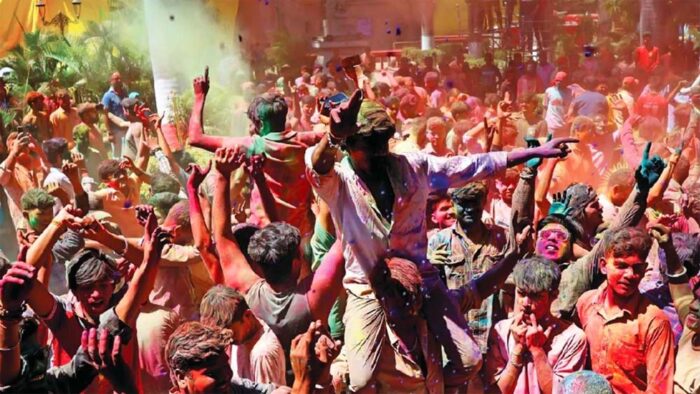 इंदौर रंगपंचमी पर संगम कार्नर की गेर में बांके बिहारी का ढोल और बरसाना की टीम
