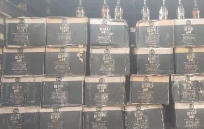गोवा से भूटान जा रहे कंटेनर से उतारी थी 10 पेटी शराब, पुलिस ने कंटेनर के ड्राइवर और एक युवक को किया गिरफ्तार