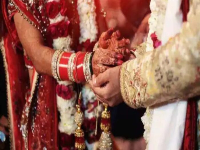 अकोला जिले में पेपर देने गई बीवी , पति ने साली से कर ली शादी, पत्नी से वीडियो कॉल पर कही ये गंदी बात