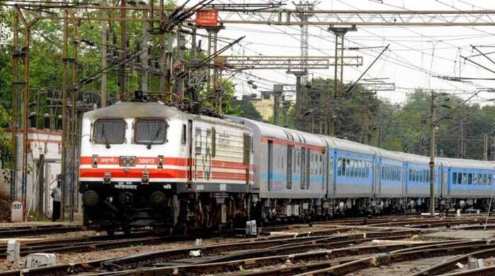 बंदर ने रोक दी छत्तीसगढ़ एक्सप्रेस ! 3 स्टेशनों के कर्मचारियों को चखाया मजा