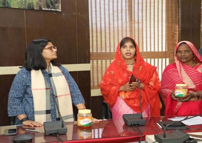 स्व-सहायता समूह की महिलाओं ने कलेक्ट्रेट पहुँचकर कलेक्टर को भेंट किया शहद