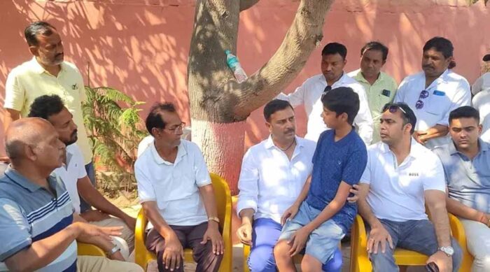 शहीद मनीष रंजन के परिवार से मिले सुदेश महतो, कहा- निर्दोषों के रक्त का हिसाब लिया जाएगा