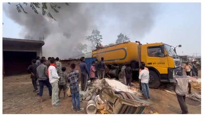 कबाड़ी दुकान में लगी भीषण आग, लाखों का सामान जलकर खाक