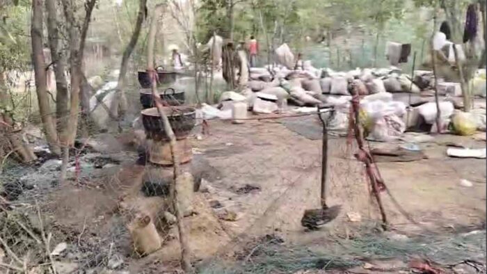 नाला किनारे चल रहे अवैध कारखाने में दबिश, पुलिस ने 860 लीटर महुआ शराब की जब्त
