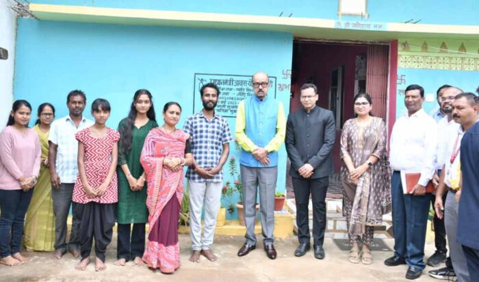 सुकमा में पीएम आवास लाभान्वित परिवार के घर पहुंचे राज्यपाल