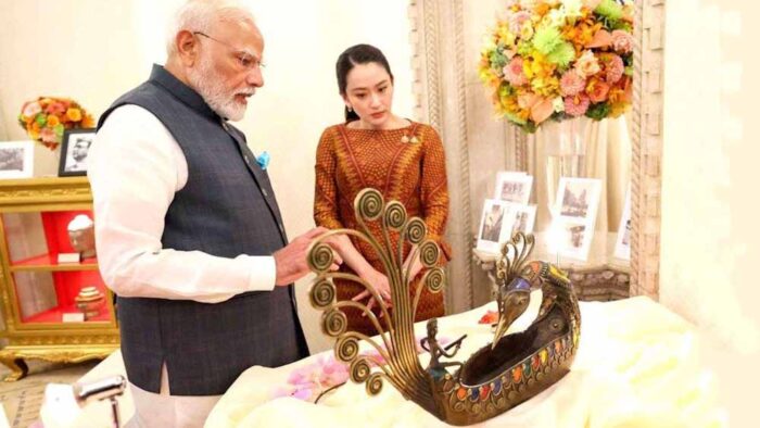 छत्तीसगढ़ का प्रधानमंत्री मोदी ने बढ़ाया मान, थाईलैंड की प्रधानमंत्री को भेंट की डोकरा पीतल की ‘मोर नाव’