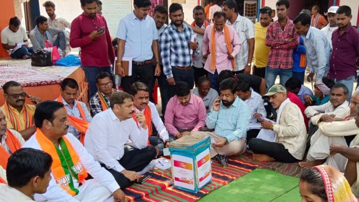 सुशासन तिहार 2025 :कलेक्टर और जिला पंचायत अध्यक्ष ने जमीन पर बैठकर ग्रामीणों से सीधा संवाद किया
