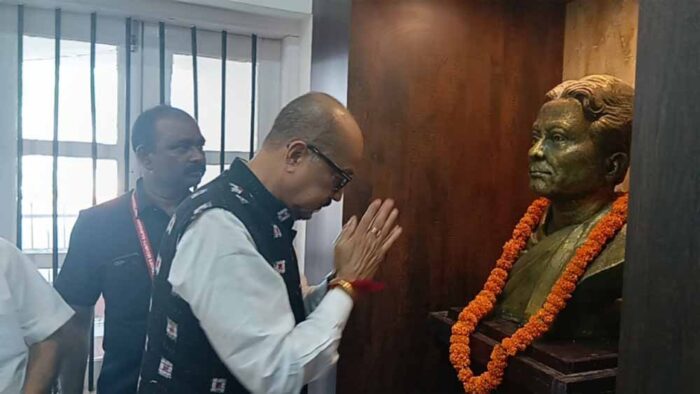 राज्यपाल ने संबलपुर प्रवास के दौरान प्रसिद्ध साहित्यकार लक्ष्मीकांत बेजबरुआ के निवास पहुंचे,  दी श्रद्धांजलि