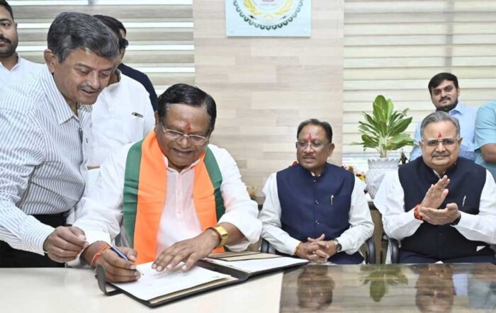 रामसेवक पैकरा के पदभार ग्रहण समारोह में हुए शामिल मुख्यमंत्री साय, नई जिम्मेदारी के लिए हार्दिक दी शुभकामनाएं