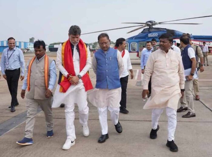 मुख्यमंत्री साय पहुंचे जगदलपुर, जनप्रतिनिधियों और प्रशासनिक अधिकारियों ने  किया स्वागत