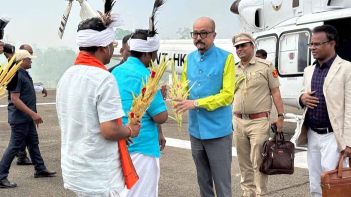 दंतेवाड़ा आगमन पर राज्यपाल का आत्मीय स्वागत