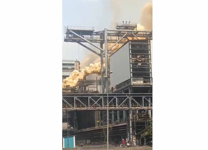एनएमडीसी स्टील प्लांट में गैस लीक के बाद भीषण आग, करोड़ों का नुकसान