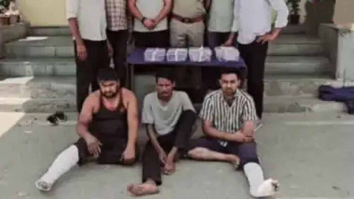 बगरू में ज्वेलरी शॉप लूटने के आरोप में पुलिस ने तीन बदमाशों को किया गिरफ्तार, लूट का सामान बरामद