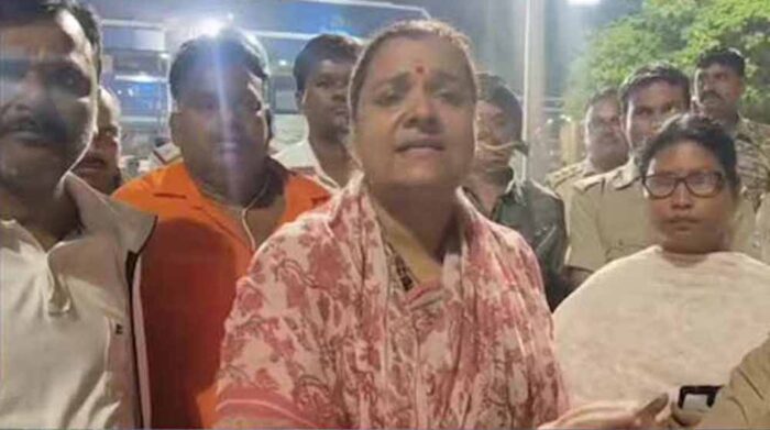 बोकारो स्टील प्लांट गेट के निकट धरना दे रही कांग्रेस श्वेता सिंह गिरफ्तार