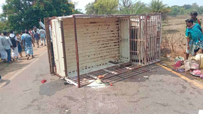 ग्रामीणों से भरी पिकअप पलटी, 25 घायल, 6 की हालत गंभीर