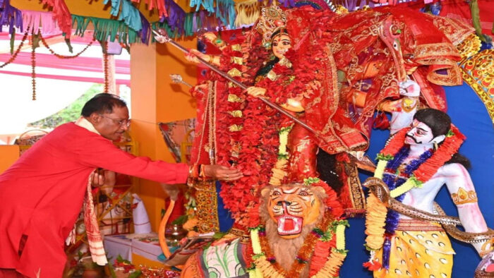 मुख्यमंत्री विष्णु देव साय ने  जशपुर जिले के बगिया ग्राम में स्थित दुर्गा मंदिर में मां दुर्गा की पूजा-अर्चना की