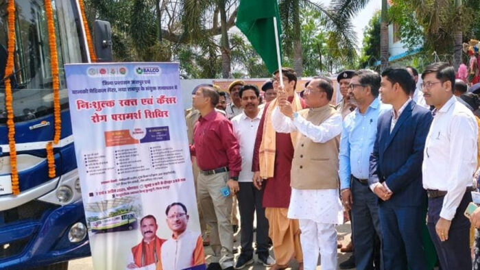 मुख्यमंत्री श्री विष्णुदेव साय ने कैंसर डिटेक्शन वैन को हरी झंडी दिखाकर किया रवाना