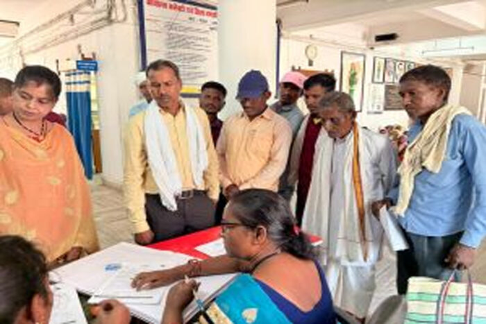स्वरोजगार करने के इच्छुक गांव के बेरोजगार युवा बिजली के सामानों की मरम्मत करना सीखेंगे