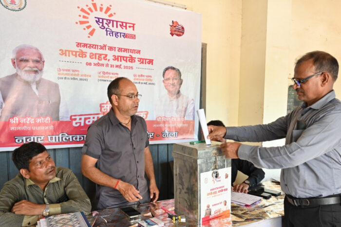 ग्रामीण एवं नगरीय क्षेत्र के नागरिक पंचायतों और नगरीय निकायों में जाकर दे रहे है आवेदन