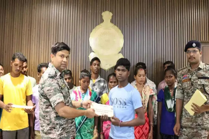 बीजापुर में सरेंडर करने वाले 22 में से चार नक्सलियों के पर 26 लाख रुपये का इनाम घोषित था