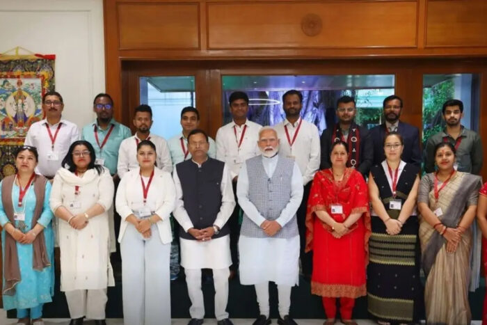 PM नरेंद्र मोदी ने बैठकर  पुचका गर्ल का प्रेजेंटेशन देखा, ईशा ने 6 लाख रुपए का मुद्रा लोन लिया