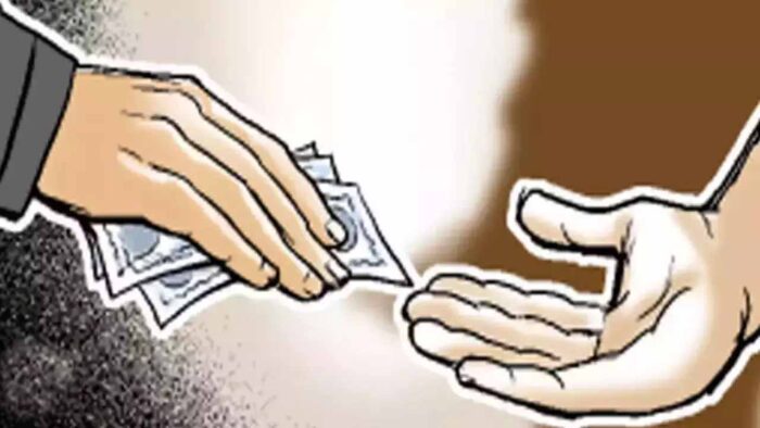 पटवारी को सीमांकन के नाम पर दस हजार की घूस लेते एसीबी ने रंगे हाथ पकड़ा