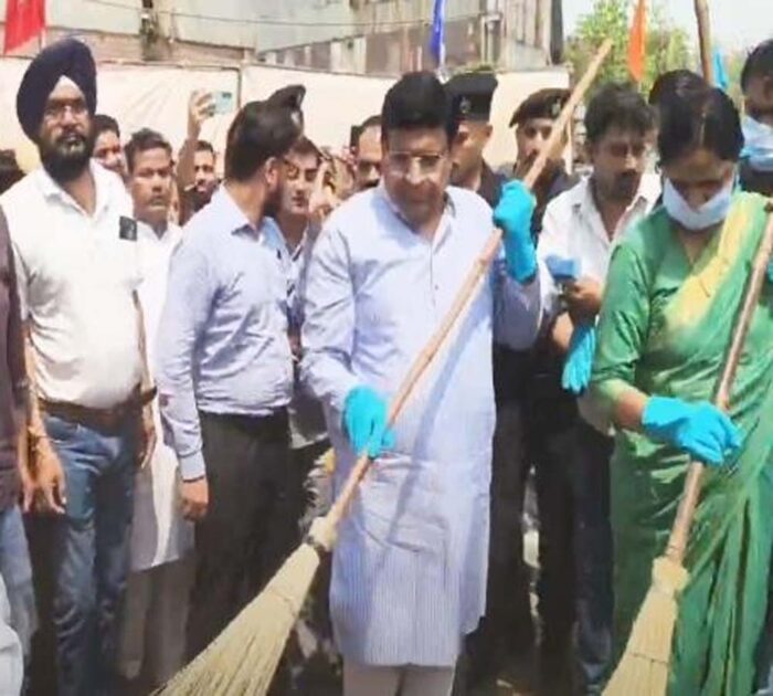 हिसार एयरपोर्ट को लेकर कही ये बात, यमुनानगर में मंत्री विपुल गोयल ने लगाई झाड़ू