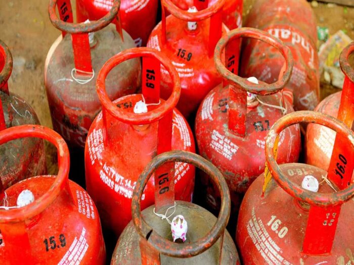 सरकार ने पेट्रोल और डीजल पर लगने वाली एक्साइज ड्यूटी में इजाफा कर दिया, महंगी हुई रसोई गैस