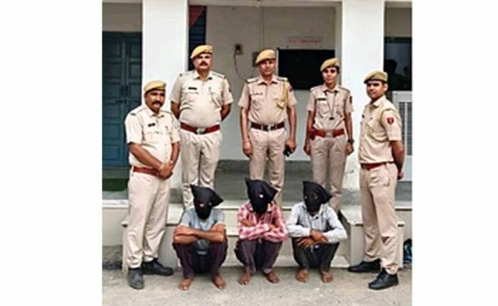 जमीन विवाद में हुई हत्या के मामले में पुलिस ने तीन आरोपियों को किया गिरफ्तार