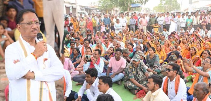 झुरानदी गांव में बरगद पेड़ की छांव में लगी मुख्यमंत्री की चौपाल