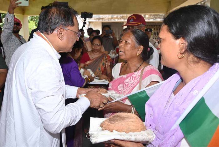 तिरंगा यात्रा में शामिल हुए मुख्यमंत्री साय, हस्ताक्षर अभियान चलाकर एकता का दिया संदेश