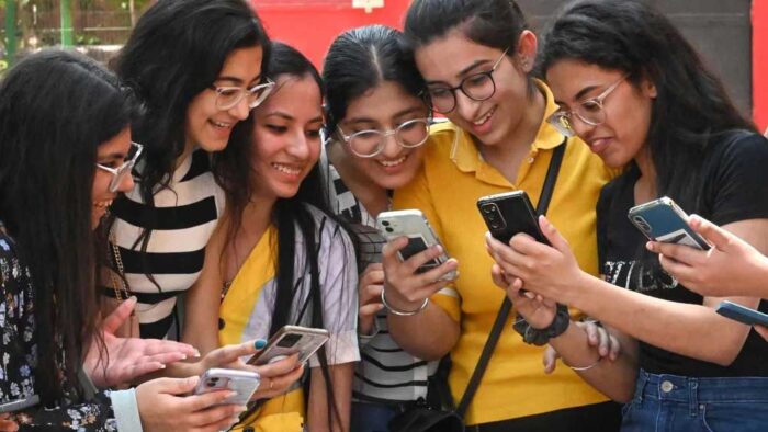CBSE कक्षा 10वीं बोर्ड का रिजल्ट हुआ जारी, 22 लाख से ज्यादा छात्र पास, ऐसे चेक करें अपना स्कोर