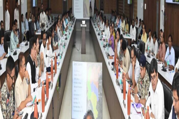 मुख्यमंत्री ने दंतेवाड़ा और बीजापुर जिले के अधिकारियों की संयुक्त बैठक में विकास कार्यों की समीक्षा की