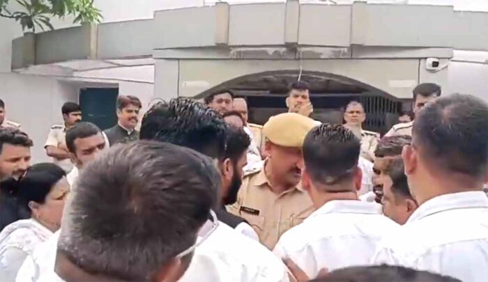 उदयपुर एक युवक ने महिला अधिवक्ता की कार को किया आग के हवाले, पुलिस कर रही जांच
