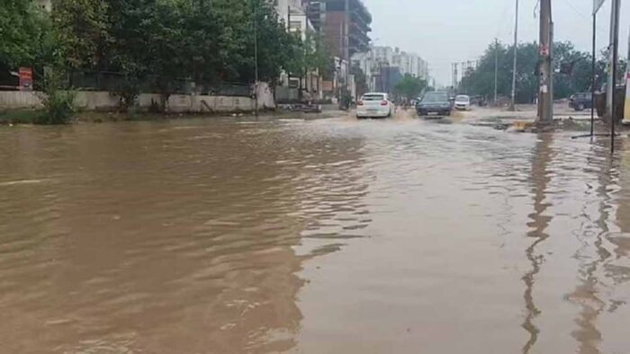 आंधी-तूफान में उखड़े पेड़, बारिश से सड़कें लबालब