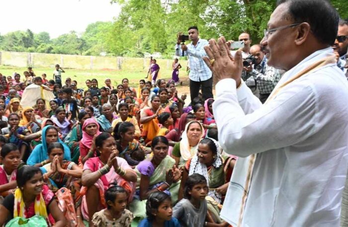 बस्तर के नारायणपाल में लगाई चौपाल, जानी योजनाओं की जमीनी हकीकत