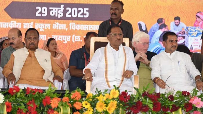मुख्यमंत्री साय भैंसा में आयोजित सुशासन तिहार में ग्रामीणों से हुए रूबरू