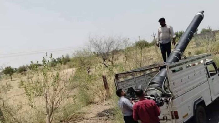 राजस्थान में बच्चों का खिलौना बनीं पाकिस्तान की मिसाइलें, मलबे के साथ सेल्फियां लेकर बना रहे मजाक