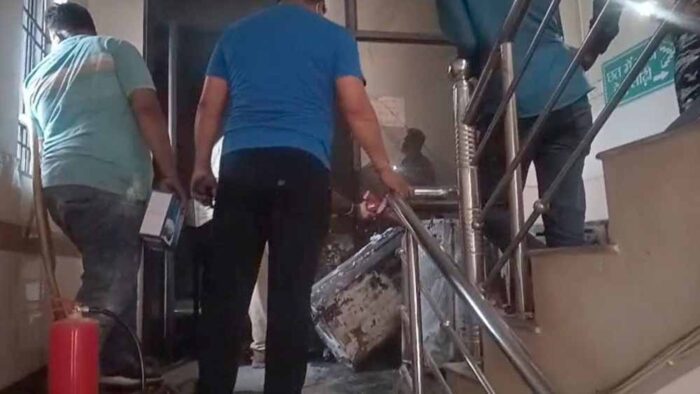 अस्पताल में शॉर्ट सर्किट से लगी आग, जान बचाकर भागे मरीज और परिजन