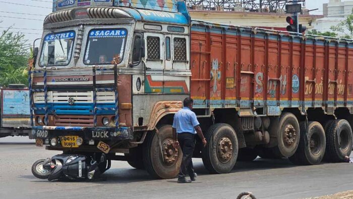 रायपुर में सड़क हादसा,  ट्रक ने स्कूटी सवार की युवती को रौंद,  हुई मौत