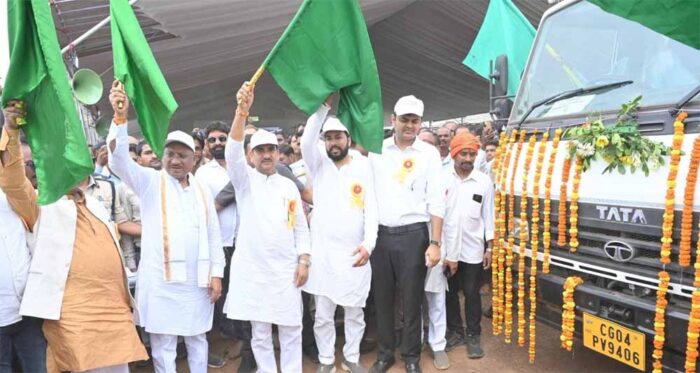 मुख्यमंत्री साय भैंसा में आयोजित सुशासन तिहार में ग्रामीणों से हुए रूबरू